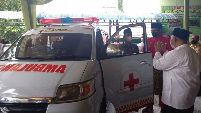 Bobby Nasution Serahkan Ambulance Umat ke BKM Ar Raudhah, Warga : Terima Kasih Pak Wali, Semoga Berkah