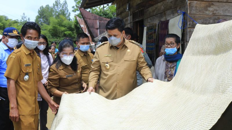 Bupati Samosir Kunjungi Sentra Tenun Di desa Parhorasan