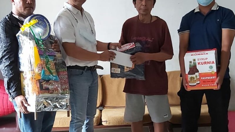 Ketua Pewarta Berikan Paket Lebaran dan Sembako kepada Mantan Wartawan Harian Analisa