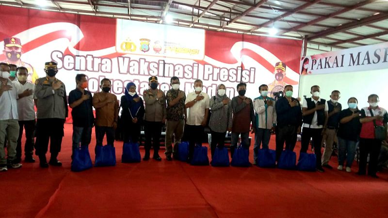 Sambut May Day, Polda Sumut Gelar Vaksinasi serta Pembagian Sembako Kepada 52 Serikat Pekerja/Buruh 