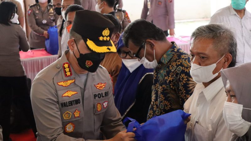 Kapolrestabes Medan Menggelar Giat Vaksinasi Massal Pekerja Buruh dan Pembagian Sembako