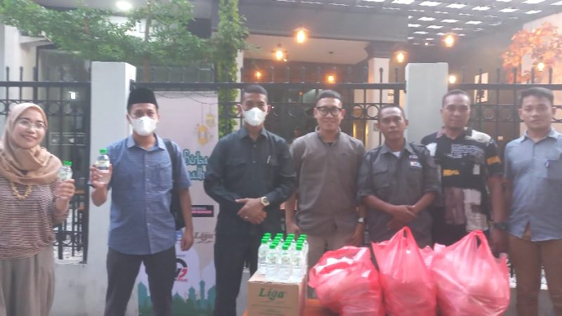 PUD Pasar Medan Berkolaborasi Berbagi Berkah Ramadhan, Bagikan Takjil Gratis Untuk Pengguna Jalan