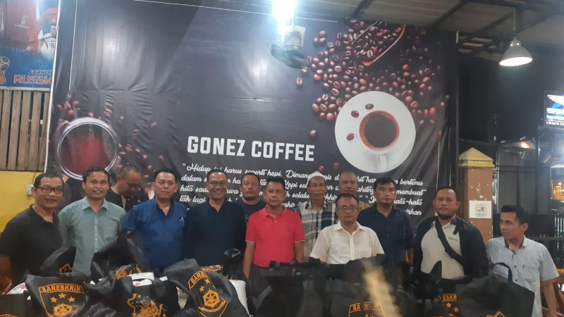 Kolaborasi Forkom Warkop, Kabareskrim dan Walubi Sumut Berbagi Bersama Jurnalis