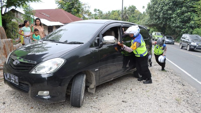 Luarbiasa Kesigapan Wakapolrestabes Medan Bantu Dorong Mobil Mogok Agar tak Macet