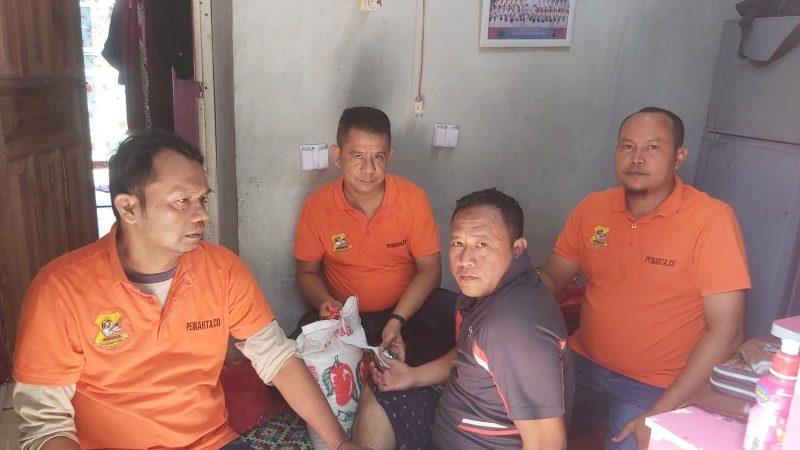 Ketua Pewarta Jenguk dan Berikan Santunan kepada Anggotanya yang Sakit
