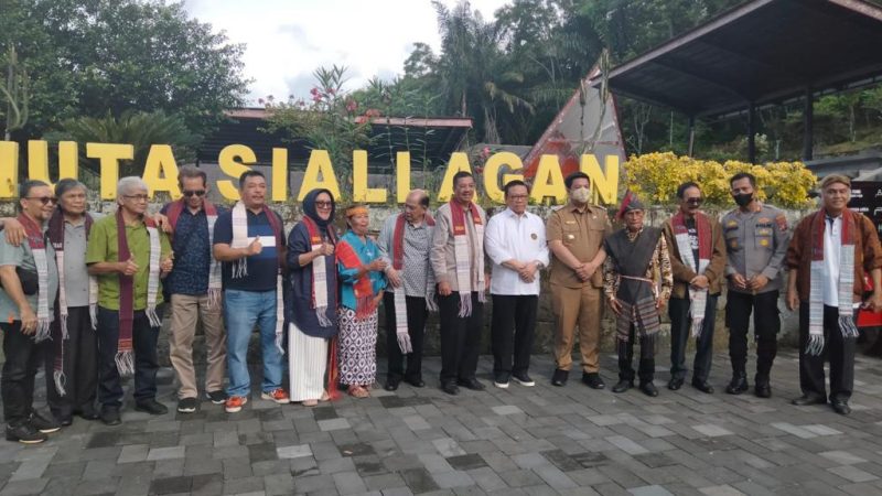 Anggota Dewan Pertimbangan Presiden Kunjungi Huta Siallagan Samosir