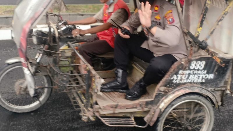 Kawal Unjuk Rasa,Kapolsek Medan Baru Naik Betor Milik Pendemo
