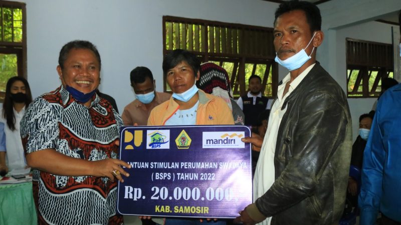 Bupati Samosir Bersama Jhonni allen Marbun Serahkan Buku Tabungan BSPS