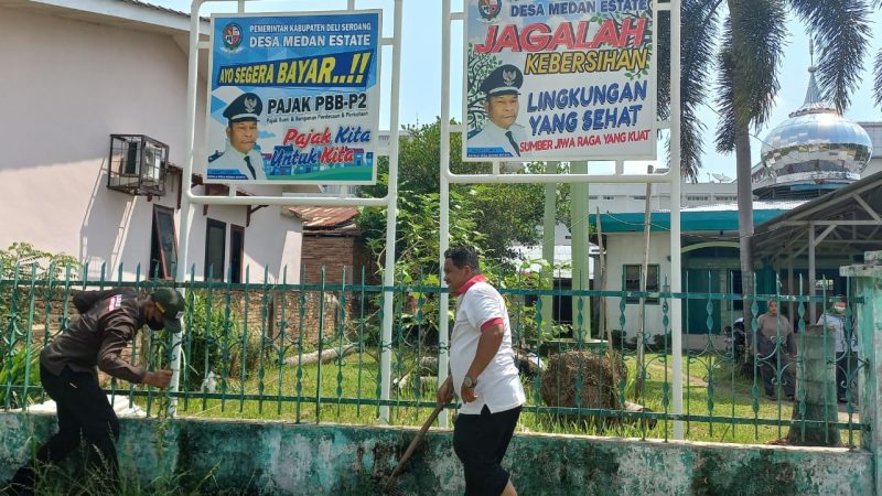 Suwarno Dirut PUD Pasar saat lakukan aksi gotong royong bersama staf di Pasar Aksara, Jalan Masjid Medan Estate