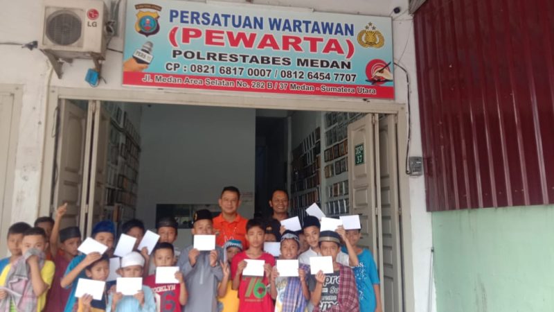 Jumat Barokah, Ketua Pewarta Berbagi dengan Puluhan Anak Yatim dan Kurang Mampu