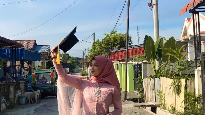 Sekretaris Pewarta. Co Raih Gelar Sarjana