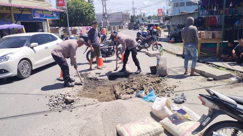 Antisipasi Laka Lantas, Polsek Pangururan Tambal Jalan Berlobang