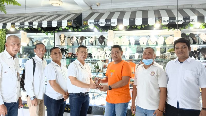 Ketua Pewarta Kunjungi Toko H. Faisal, Sampaikan Salut karena Masih Eksis Pasarkan Giok Aceh