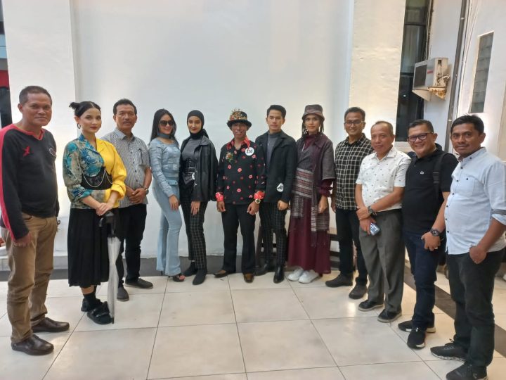 Usung Gaya Pakaian 80’an, Dirut PUD Pasar Raih Juara 3 Balai Kota Medan Fashion Festival