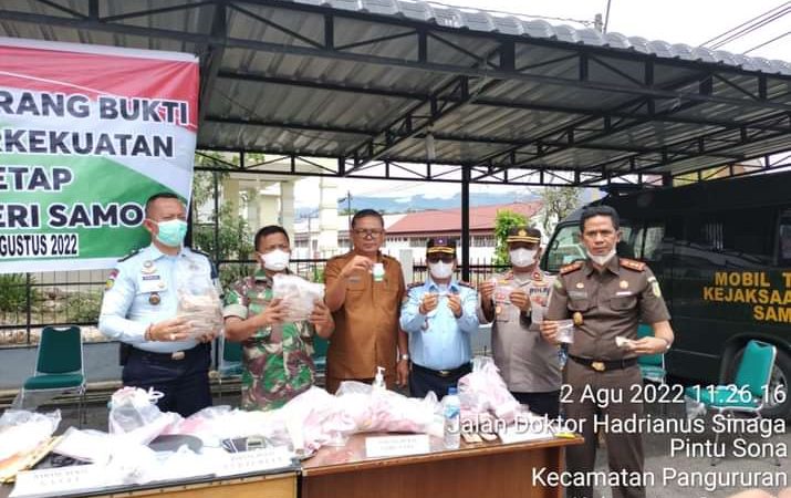 Kejari Samosir Musnahkan Barang Bukti 37 Perkara