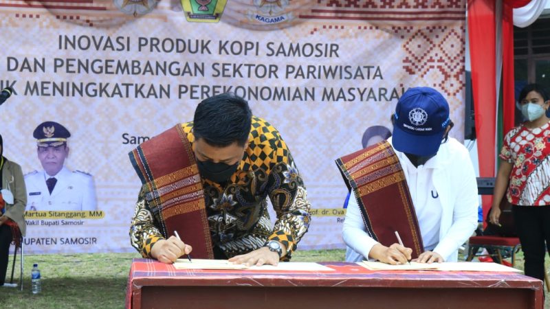Bupati Samosir Bersama Rektor UGM Tanda Tangani Nota Kesepahaman