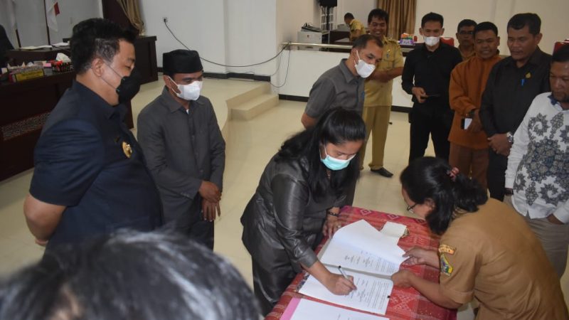Bupati Bersama DPRD Samosir Tanda Tangani Nota Kesepakatan KUA-PPAS APBD Tahun Anggaran 2023