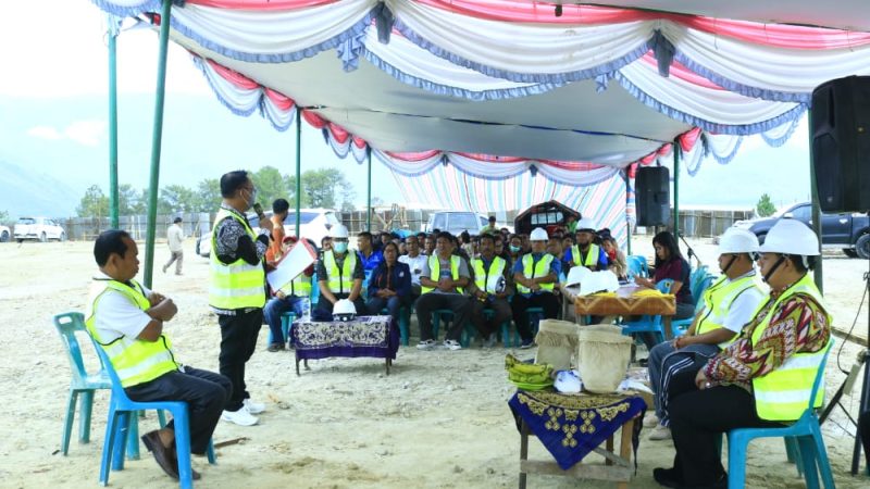 Bupati Samosir Lakukan Peletakan Batu Pertama Pembangunan Gedung Olahraga.