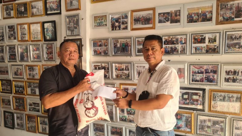 Mertua Ahmad Rijal Meninggal, Ketua Pewarta Berikan Uang Santunan dan Sembako
