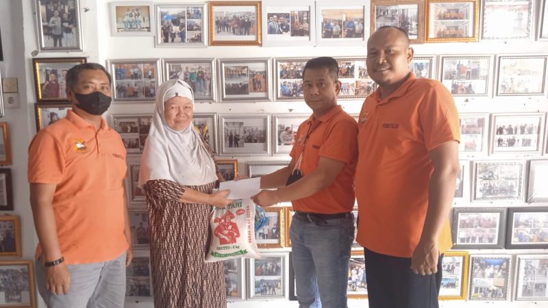 Ketua Pewarta Berikan Santunan dan Sembako pada Janda Mualaf