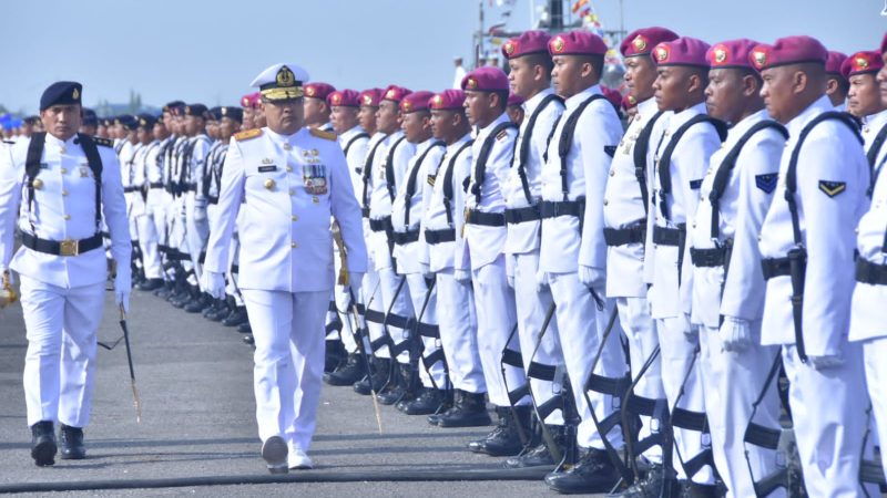 Puncak HUT TNI AL ke 77 Prajurit Yonmarhanlan I Laksanakan Upacara