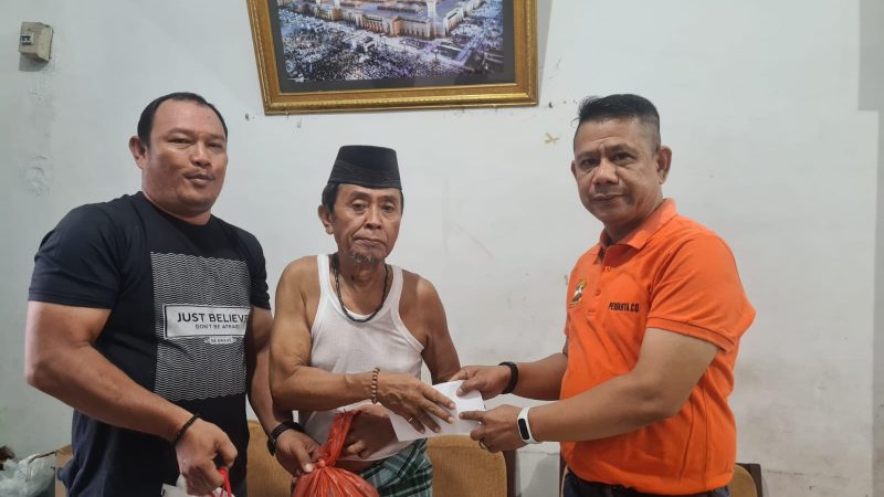 Ketua Pewarta Berikan Sembako dan Santunan pada Wartawan Senior Ismugiman