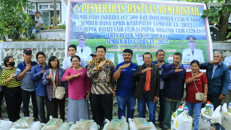 Bupati Samosir Serahkan Bantuan Pertanian Berupa Bibit dan Pupuk.