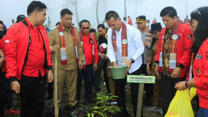Bupati Samosir Hadiri Aksi Go Green Hijaukan Samosir oleh PBB Melalui Penanaman 10.000 Pohon di Objek Wisata Togaraja.