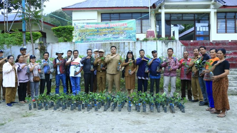 Petani Terima Bantuan Bibit Dari Pemkab Samosir