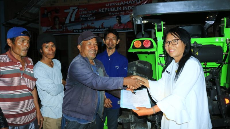 Pemkab Samosir Serahkan Traktor Bantuan Kementan RI Kepada Kelompok Tani