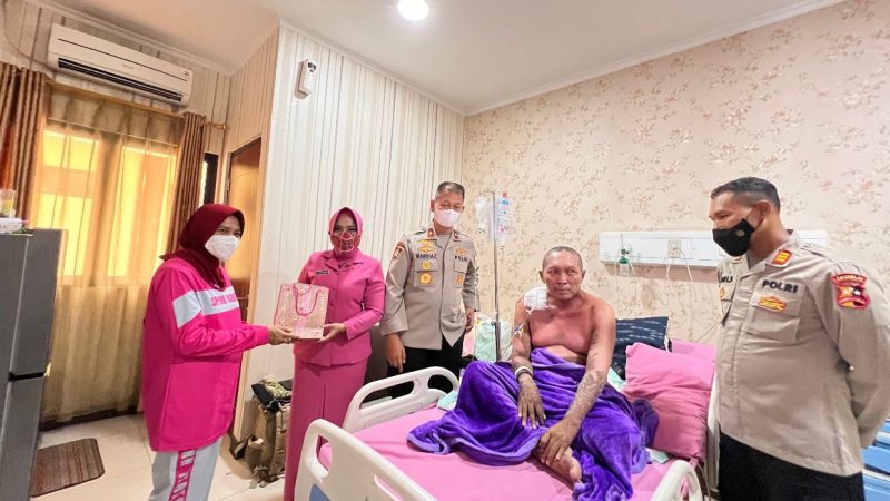 Kasetukpa Didampingi Ketua Bhayangkari Cabang 04 Setukpa Kunjungi Mantan Serdik PAG yang Sakit di RS. Polri Kramat Jati
