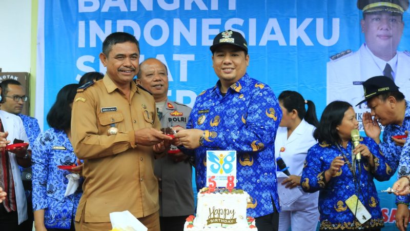 Pemkab Samosir Serahkan Kartu BPJS Gratis Kepada Masyarakat pada Perayaan Hari Kesehatan Nasional Ke-58