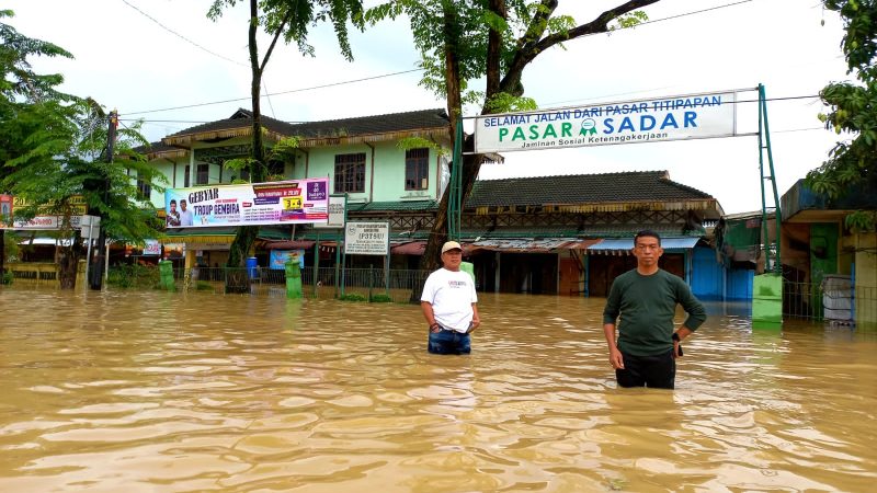 Dirut PUD Pasar Terobos Air Setinggi Pinggang untuk Temui Pedagang Pasar Titi Papan