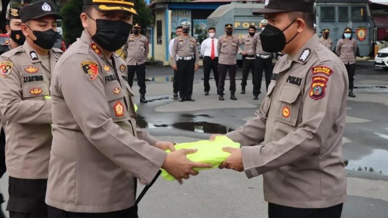 Kapolres Pelabuhan Belawan Bagikan Mantel Guna Pelaksanaan Tugas Saat Hujan
