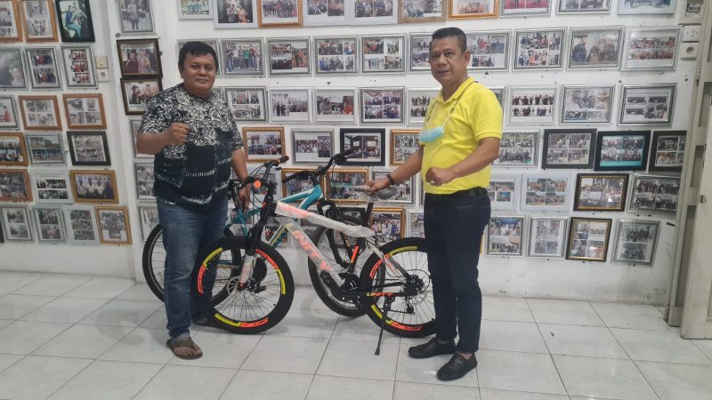 HUT pewarta.co ke-6 Tahun, Penggiat Sosial Hadiahkan 2 Sepeda Gunung