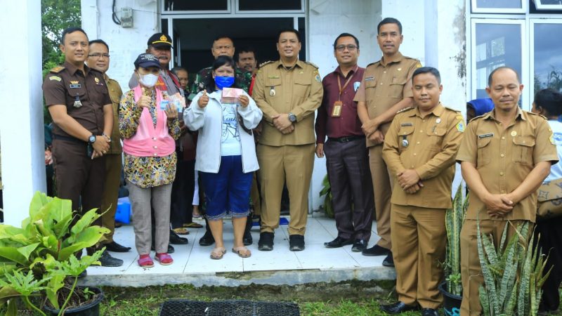 Bupati: Manfaatkan Dengan Baik Bantuan ini Untuk Kebutuhan Persiapan Natal dan Tahun Baru