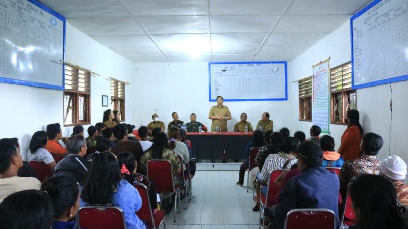 Bupati Samosir Serahkan Bansos Dampak Inflasi Kenaikan BBM di Kecamatan Onan Runggu dan Nainggolan.