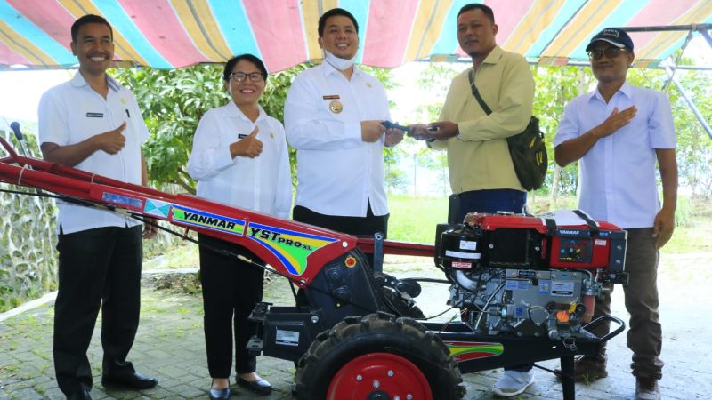 Bupati Samosir Serahkan Bantuan Alsintan dan Bibit Kepada Kelompok Tani.