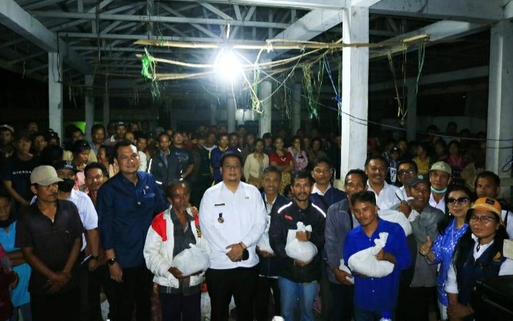 Bupati Samosir Bersama Martin Manurung Salurkan Bantuan Kepada Petani Korban Banjir Bandang