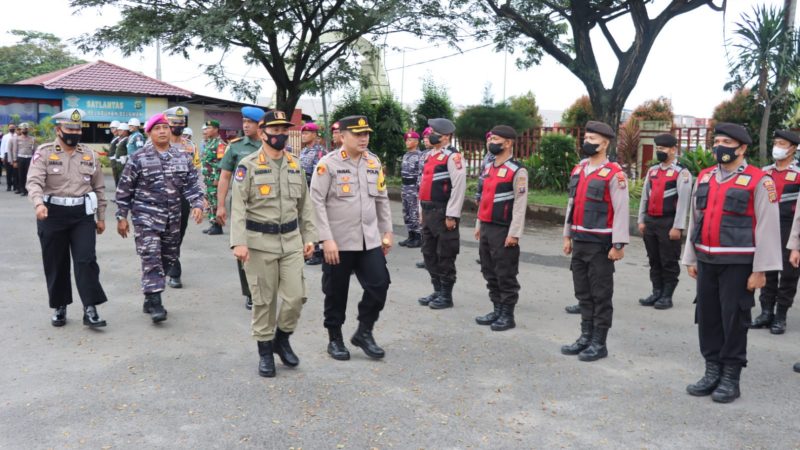 Kapolres Pelabuhan Belawan Dampingi Kasat Pol PP Pimpin Apel Gelar Pasukan Ops Lilin Toba 2022 dan Tahun Baru 2023