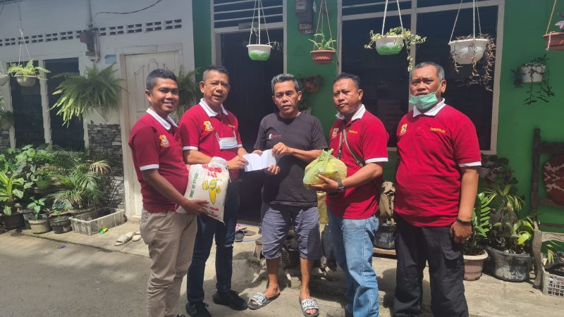 Ketua Pewarta Berikan Sembako dan Uang Santunan Untuk Ayub Kusuma