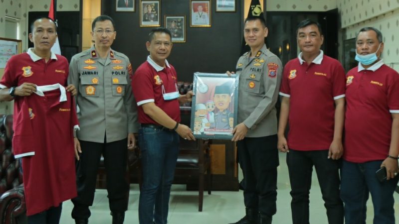 Ketua Pewarta Berikan Karikatur kepada Irjen Pol Dadang Hartanto