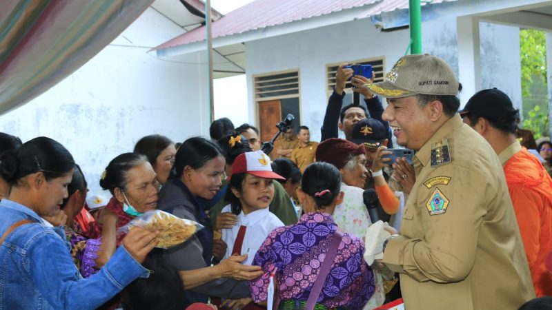Bupati Samosir Serahkan Bantuan Pendidikan, Pertanian, BPJS Gratis dan Perbaikan Infrastruktur