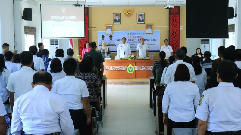 Pemkab Samosir Terima Piagam Penghargaan Universal Health Coverage.