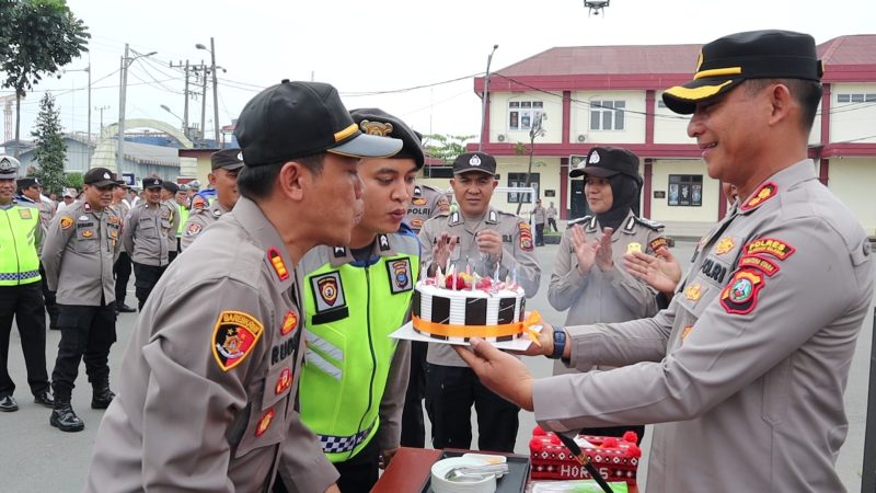 Apel Jam Pimpinan, Kapolres Rayakan Ulang Tahun Personil