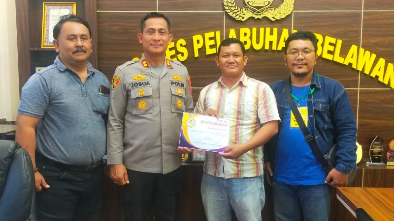 Kapolres Pelabuhan Belawan Terima Penghargaan Dari Ketua Perkumpulan Gereja Oikumene