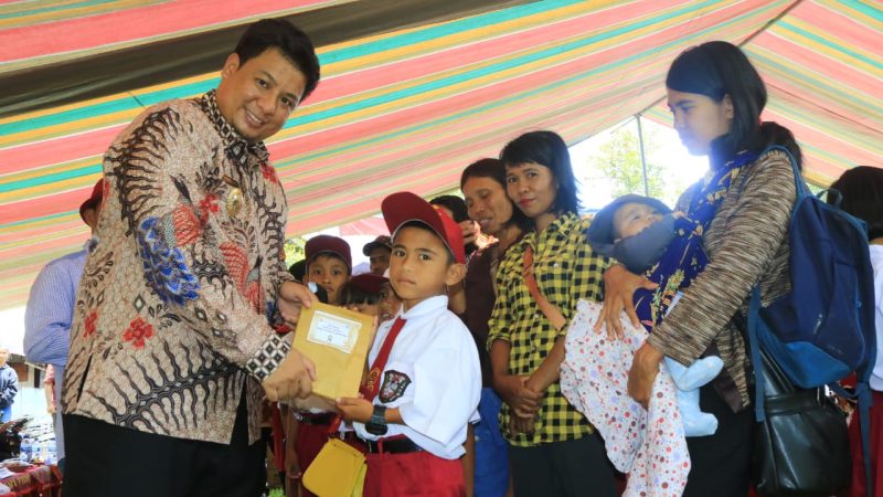 Berkantor DIdesa Hasinggahan Bupati Samosir Bawa Pelayanan Gratis