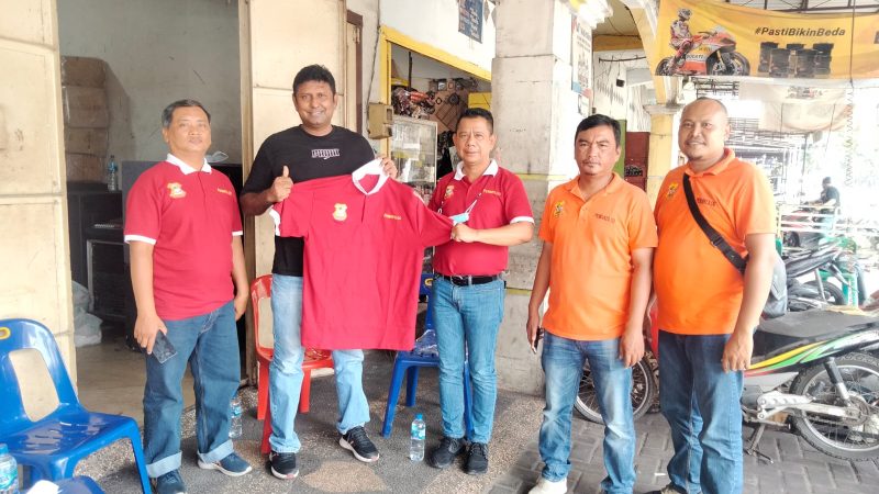 Terima Baju Kaos Pewarta, Bakti Musik Siap Dukung Baksos Pewarta
