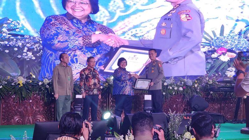 Irjen Pol Prof Dadang Hartanto SH SIK MSi Terima Penghargaan dari KLHK