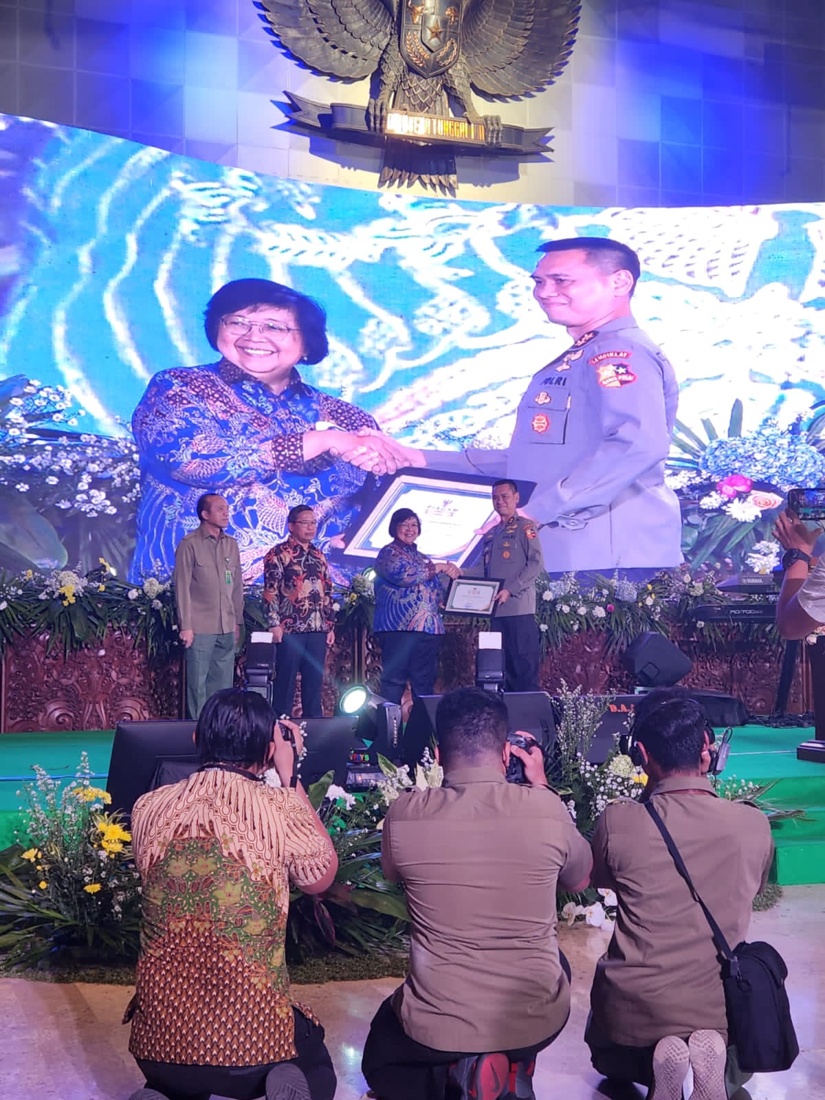 Irjen Pol Prof Dadang Hartanto SH SIK MSi Terima Penghargaan dari KLHK
